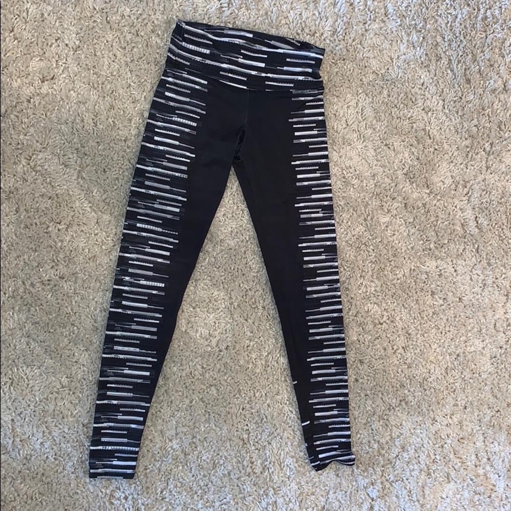 Black leggings with piano style design